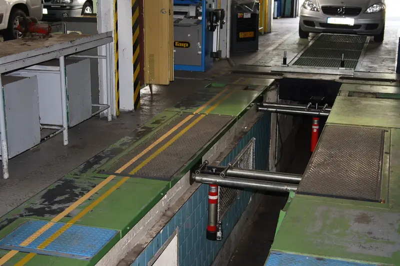 Bengkel mobil dengan lift servis