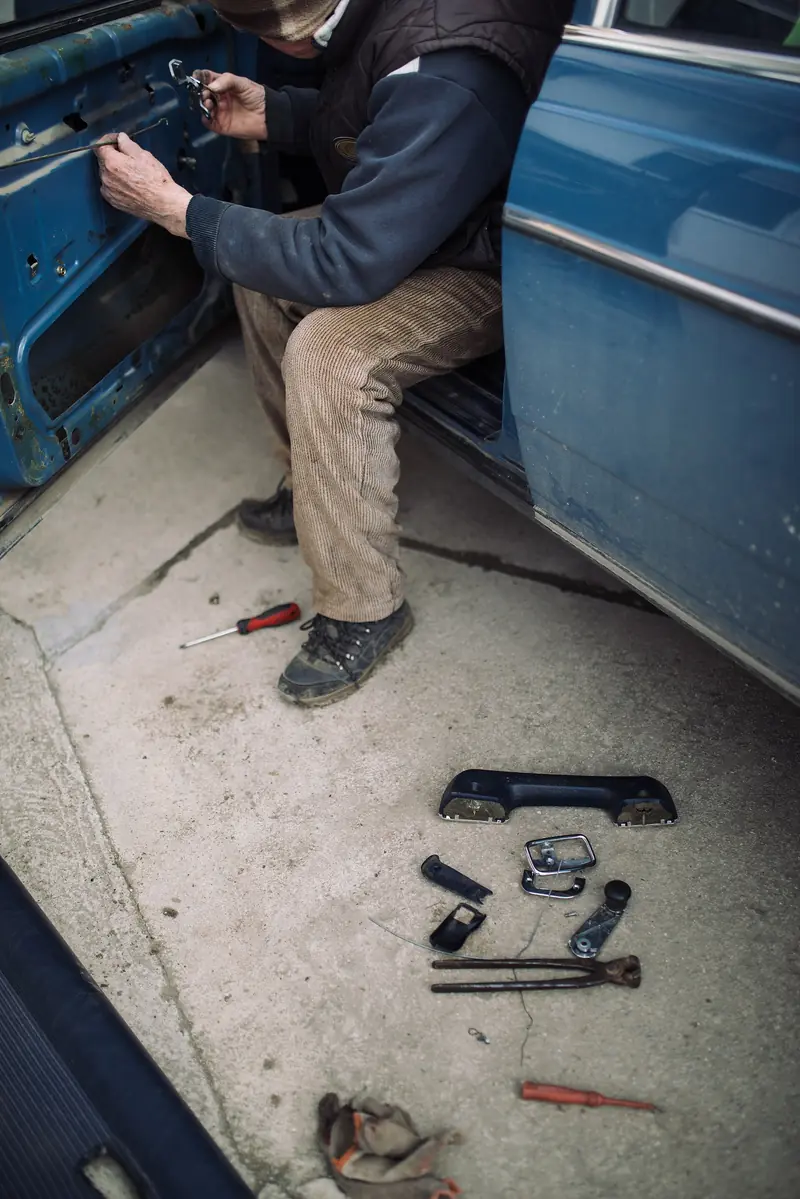 Mekanik memperbaiki kunci pintu mobil